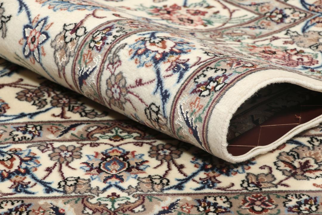 Håndknyttet Isfahan-tæppe fra Mellemøsten med et beige blomstermønster