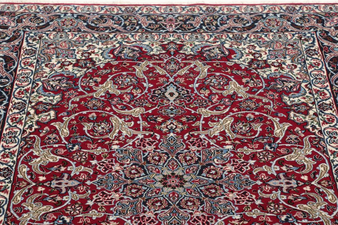 Ručno vezani tepih Isfahan s Bliskog istoka u crvenim tonovima