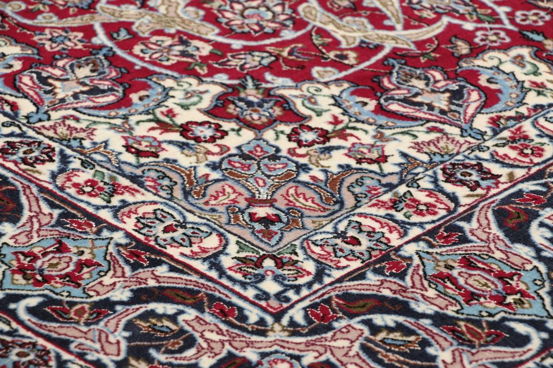 Ručno vezani tepih Isfahan s Bliskog istoka u crvenim tonovima