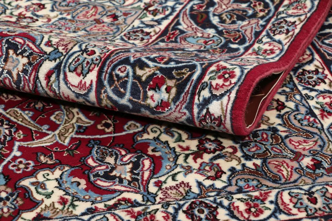Ručno vezani tepih Isfahan s Bliskog istoka u crvenim tonovima