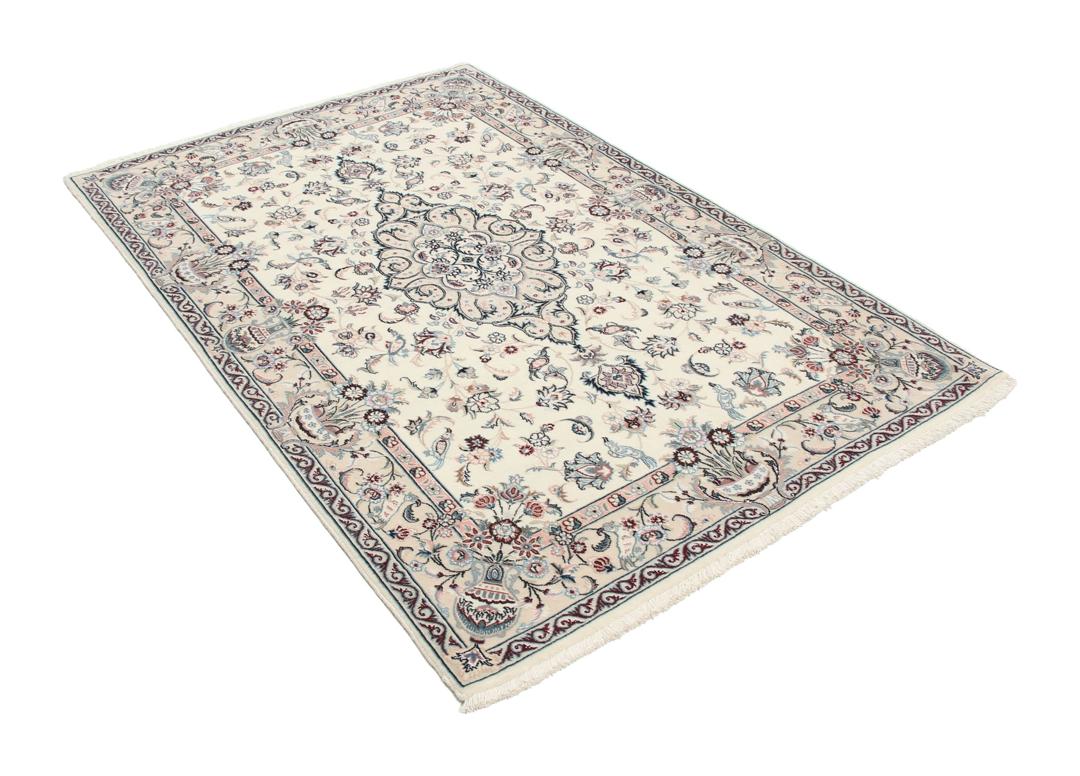 Een rechthoekig handgemaakt Ilam Sherkat Farsh tapijt uit het Midden-Oosten met een beige achtergrond en gedetailleerde bloempatronen.