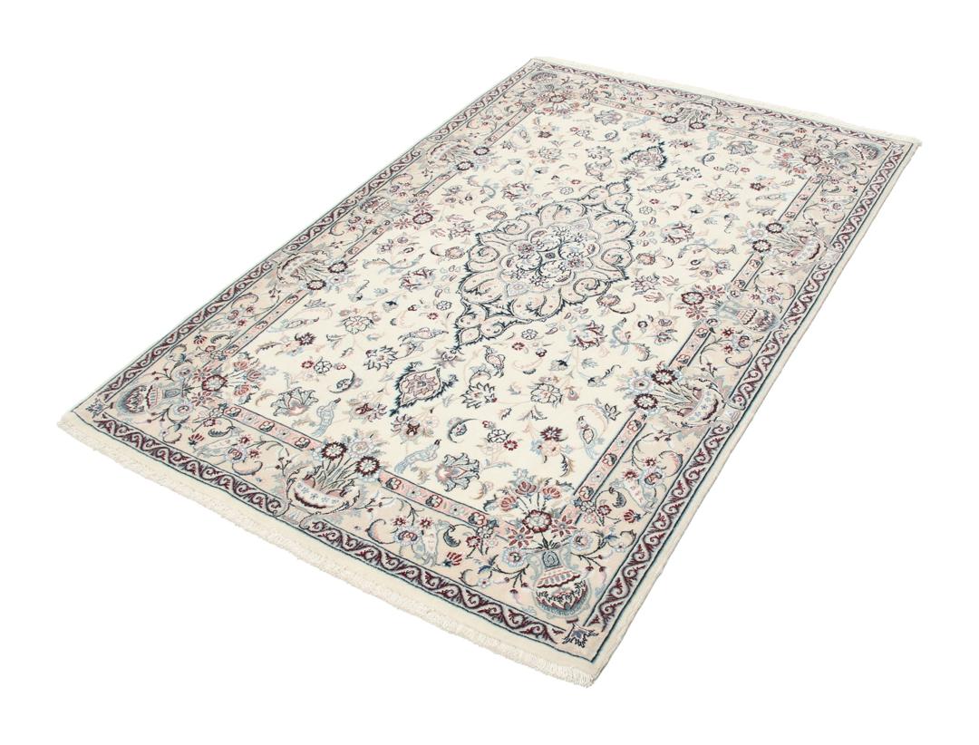 Een rechthoekig handgemaakt Ilam Sherkat Farsh tapijt uit het Midden-Oosten met een beige achtergrond en gedetailleerde bloempatronen.
