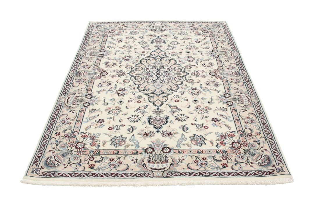 Een rechthoekig handgemaakt Ilam Sherkat Farsh tapijt uit het Midden-Oosten met een beige achtergrond en gedetailleerde bloempatronen.
