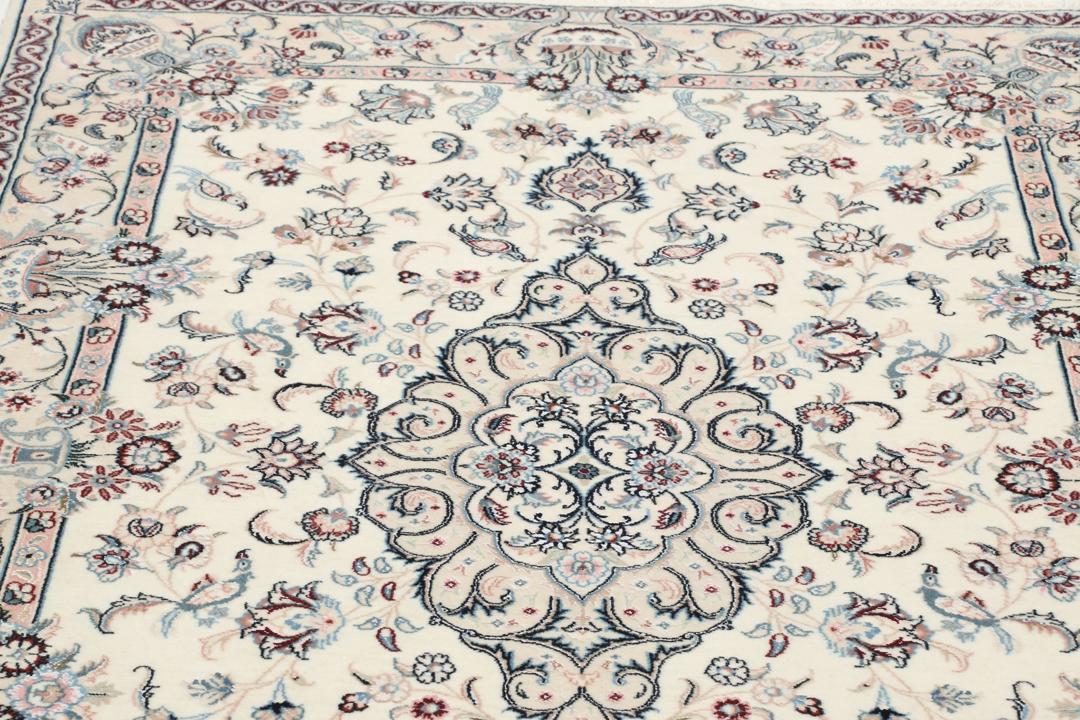 Een rechthoekig handgemaakt Ilam Sherkat Farsh tapijt uit het Midden-Oosten met een beige achtergrond en gedetailleerde bloempatronen.