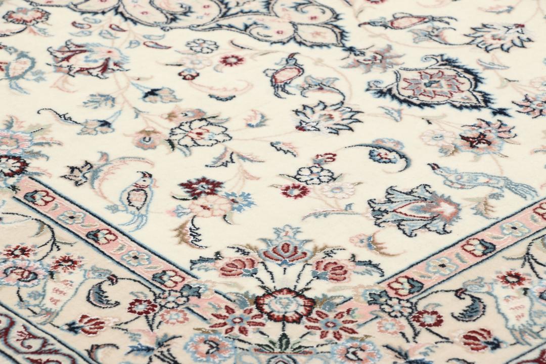 Een rechthoekig handgemaakt Ilam Sherkat Farsh tapijt uit het Midden-Oosten met een beige achtergrond en gedetailleerde bloempatronen.