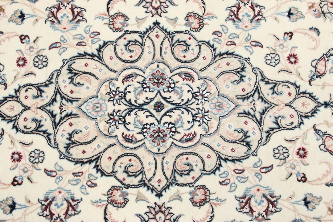 Een rechthoekig handgemaakt Ilam Sherkat Farsh tapijt uit het Midden-Oosten met een beige achtergrond en gedetailleerde bloempatronen.