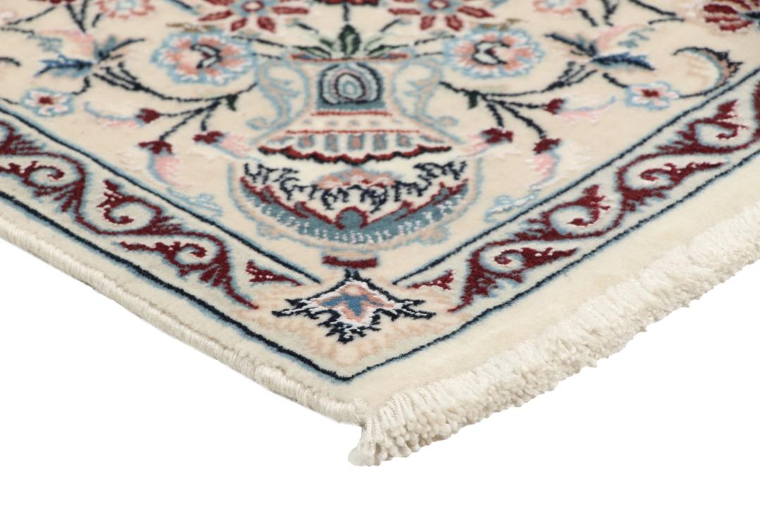 Een rechthoekig handgemaakt Ilam Sherkat Farsh tapijt uit het Midden-Oosten met een beige achtergrond en gedetailleerde bloempatronen.