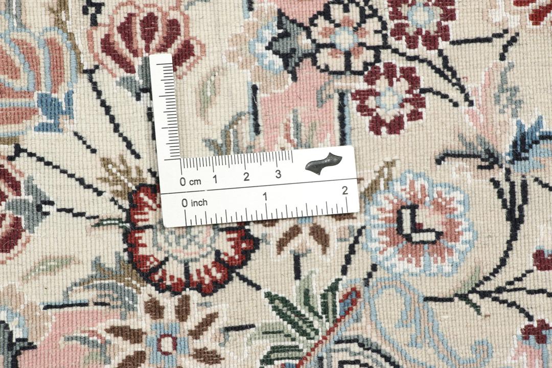 Een rechthoekig handgemaakt Ilam Sherkat Farsh tapijt uit het Midden-Oosten met een beige achtergrond en gedetailleerde bloempatronen.