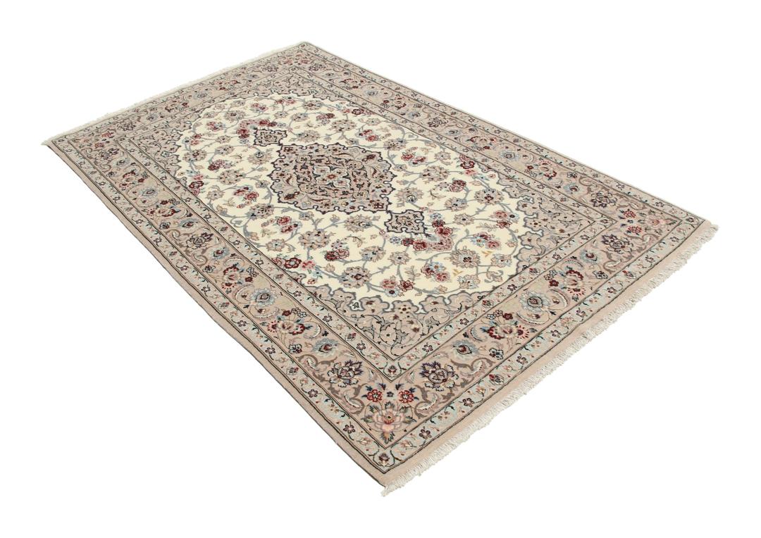 Handgeknoopt Isfahan-tapijt uit het Midden-Oosten in beige tinten