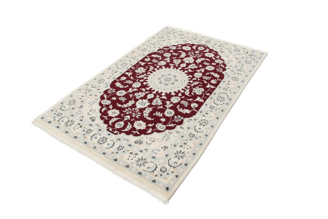 Een handgeknoopt Nain 9La tapijt uit het Midden-Oosten met een rood medaillon en een crèmekleurig veld
