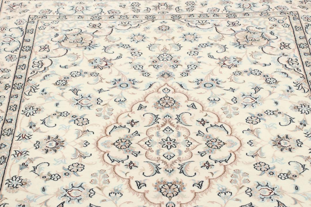Håndknyttet Nain-tæppe fra Mellemøsten med beige baggrund og indviklede blomstermønstre