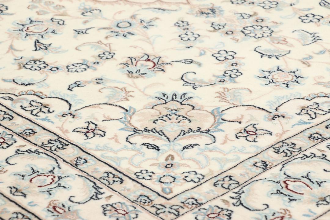 Håndknyttet Nain-tæppe fra Mellemøsten med beige baggrund og indviklede blomstermønstre