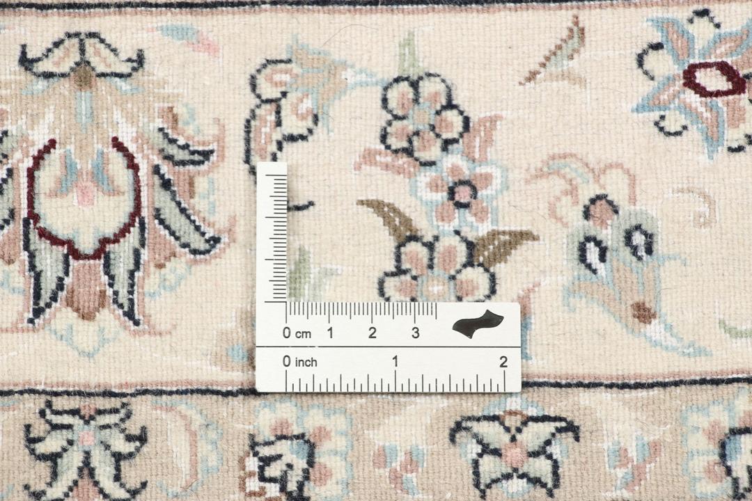 Håndknyttet Nain-tæppe fra Mellemøsten med beige baggrund og indviklede blomstermønstre