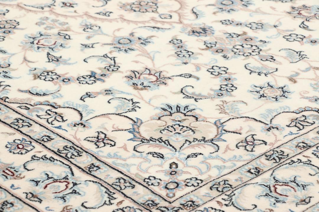 Et håndknyttet Nain-tæppe fra Mellemøsten med en beige bund og blomstermotiver.