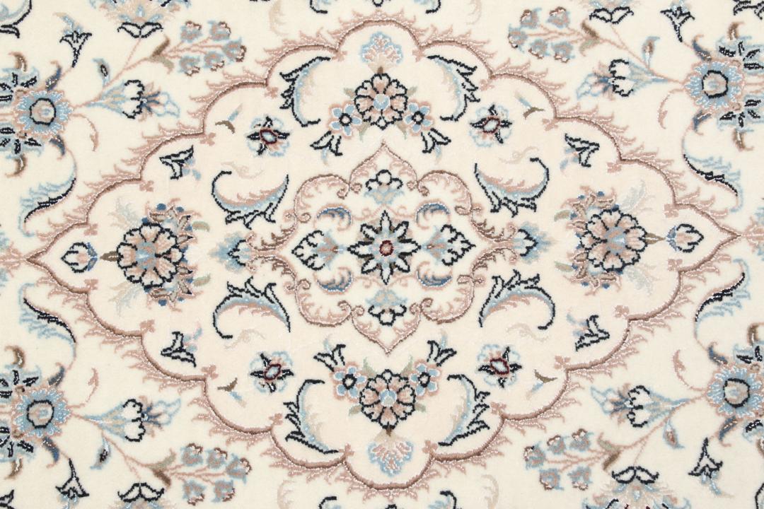 Et håndknyttet Nain-tæppe fra Mellemøsten med en beige bund og blomstermotiver.
