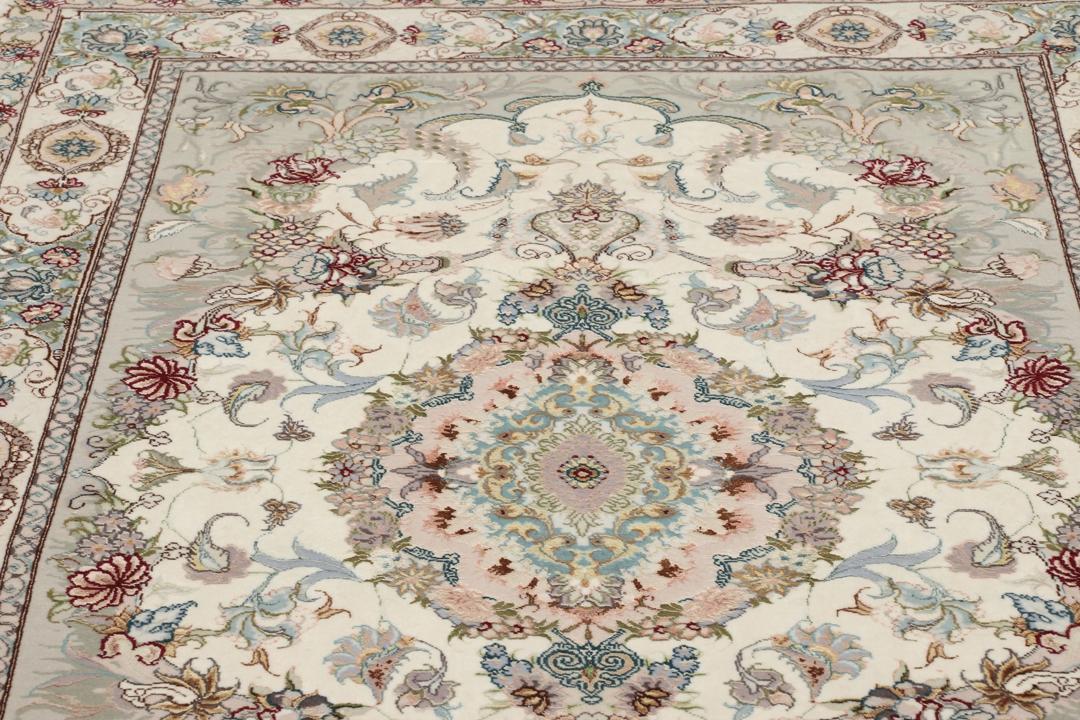 Håndknyttet Tabriz-tæppe med blomstermotiver i beige og bløde toner