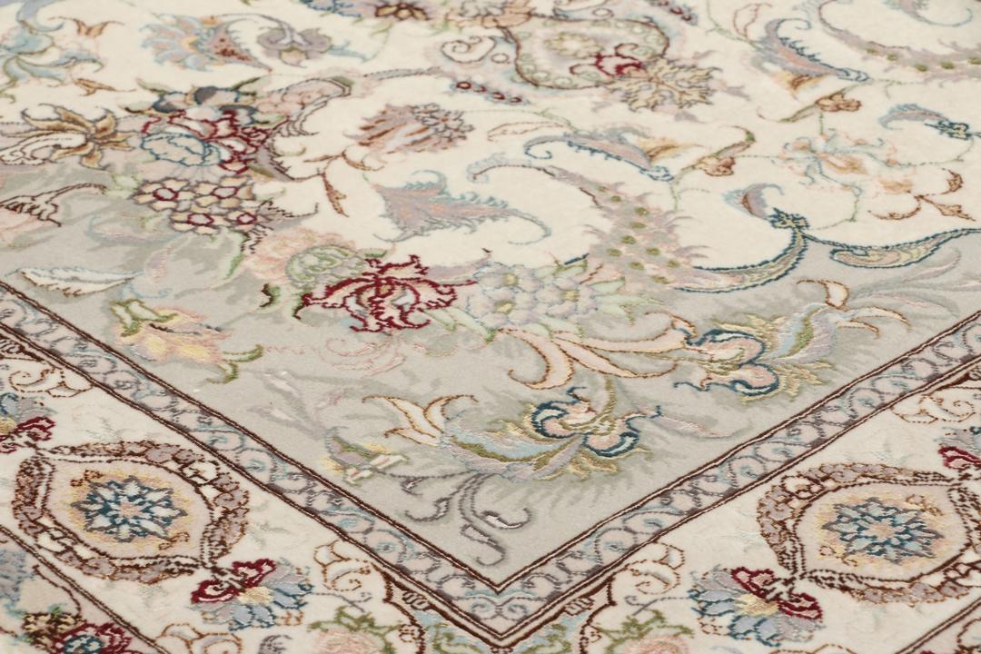 Håndknyttet Tabriz-tæppe med blomstermotiver i beige og bløde toner