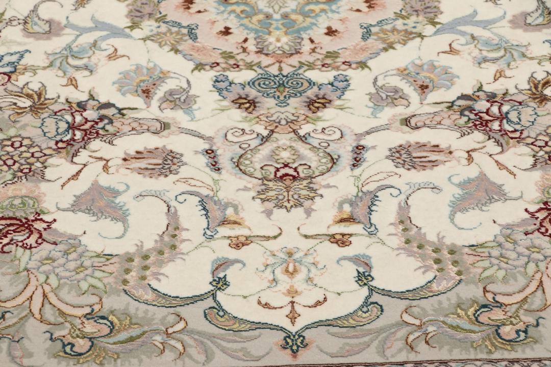 Håndknyttet Tabriz-tæppe med blomstermotiver i beige og bløde toner