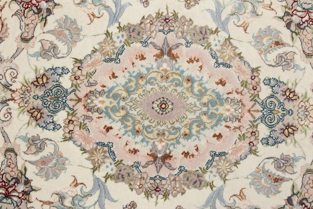 Håndknyttet Tabriz-tæppe med blomstermotiver i beige og bløde toner