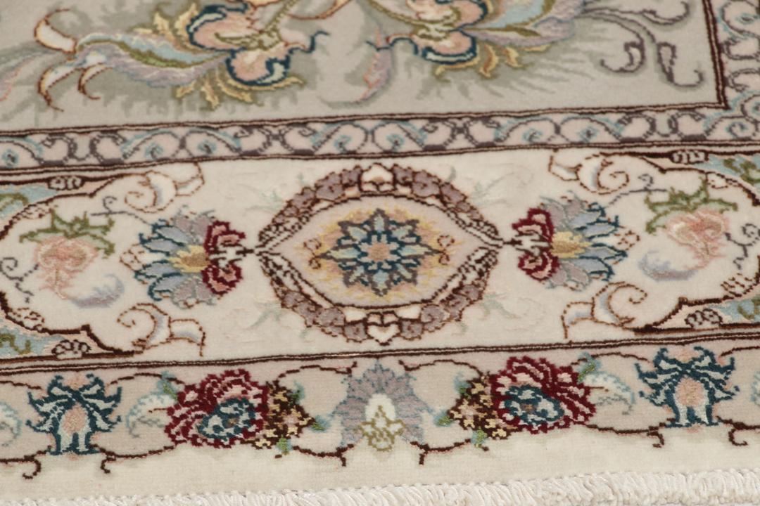 Håndknyttet Tabriz-tæppe med blomstermotiver i beige og bløde toner