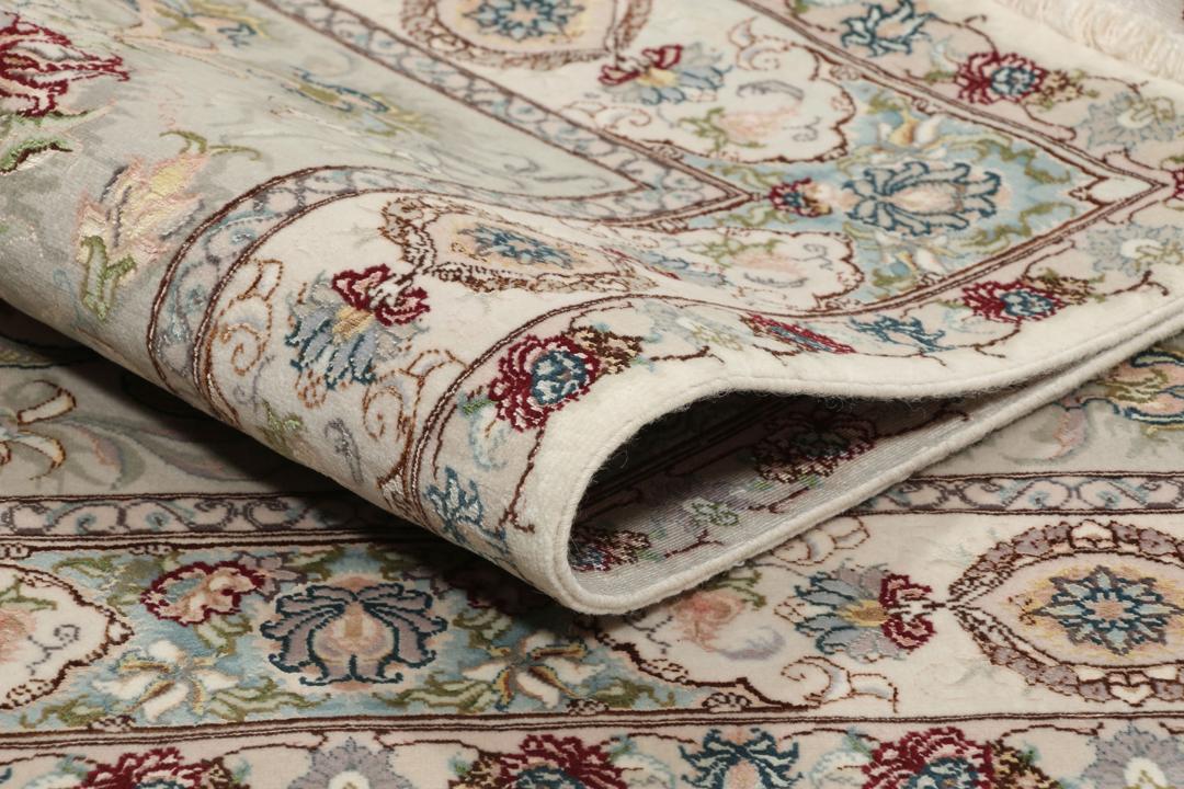 Håndknyttet Tabriz-tæppe med blomstermotiver i beige og bløde toner