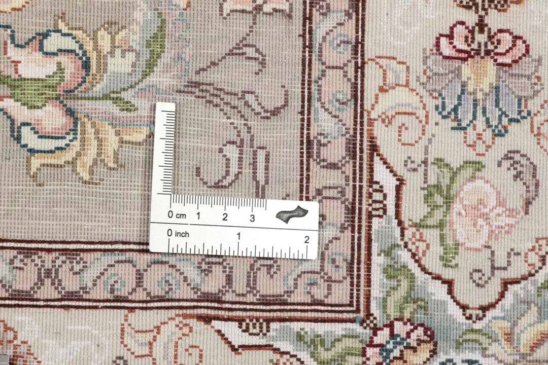 Håndknyttet Tabriz-tæppe med blomstermotiver i beige og bløde toner