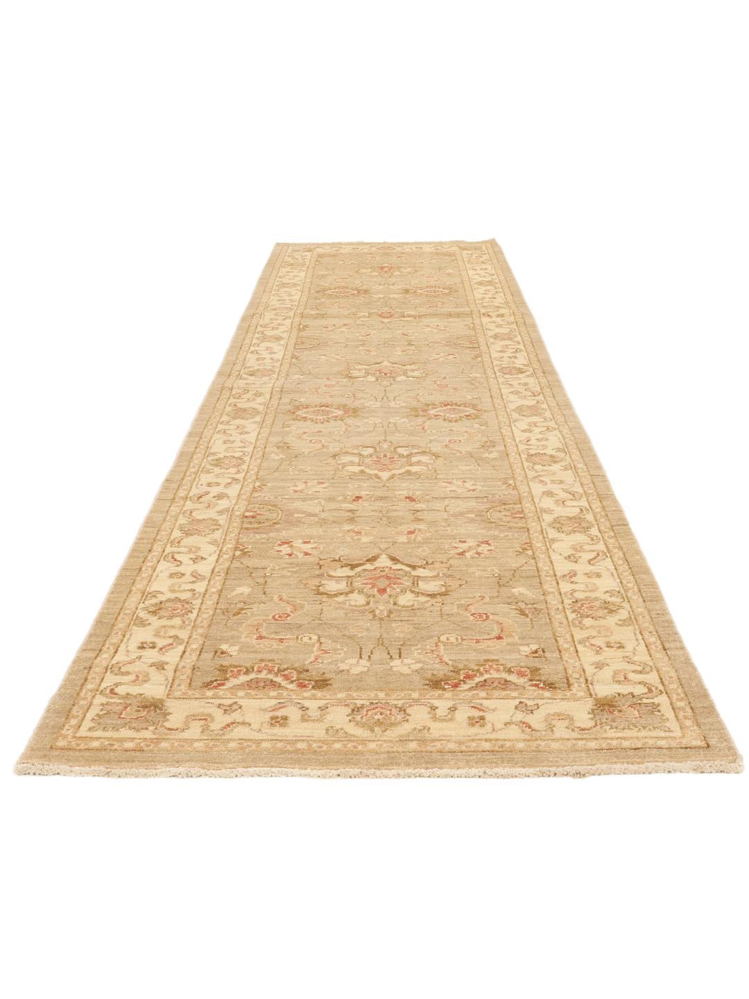 Alfombra pasillera Ziegler Fine anudada a mano del Medio Oriente en un cálido color beige.