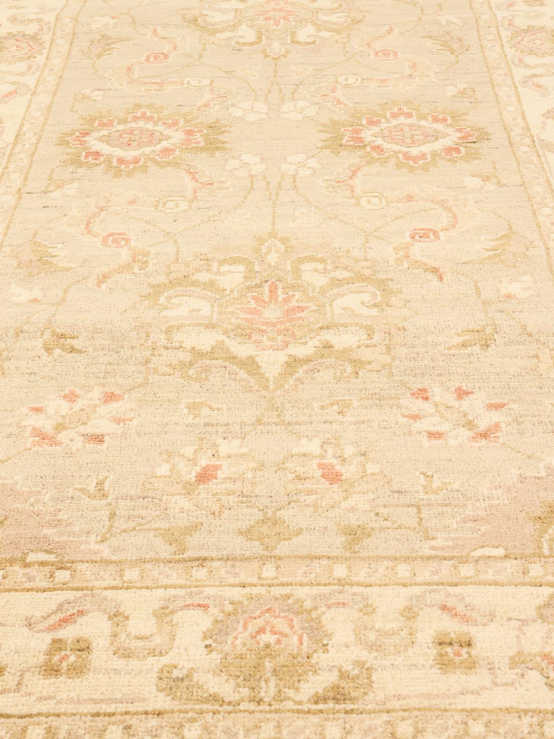 Alfombra pasillera Ziegler Fine anudada a mano del Medio Oriente en un cálido color beige.