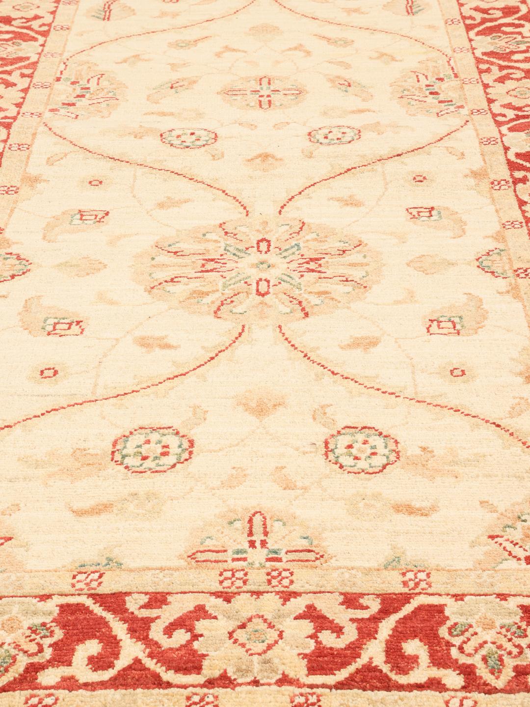 Alfombra pasillera anudada a mano de Pakistán con motivos florales en beige y rojo