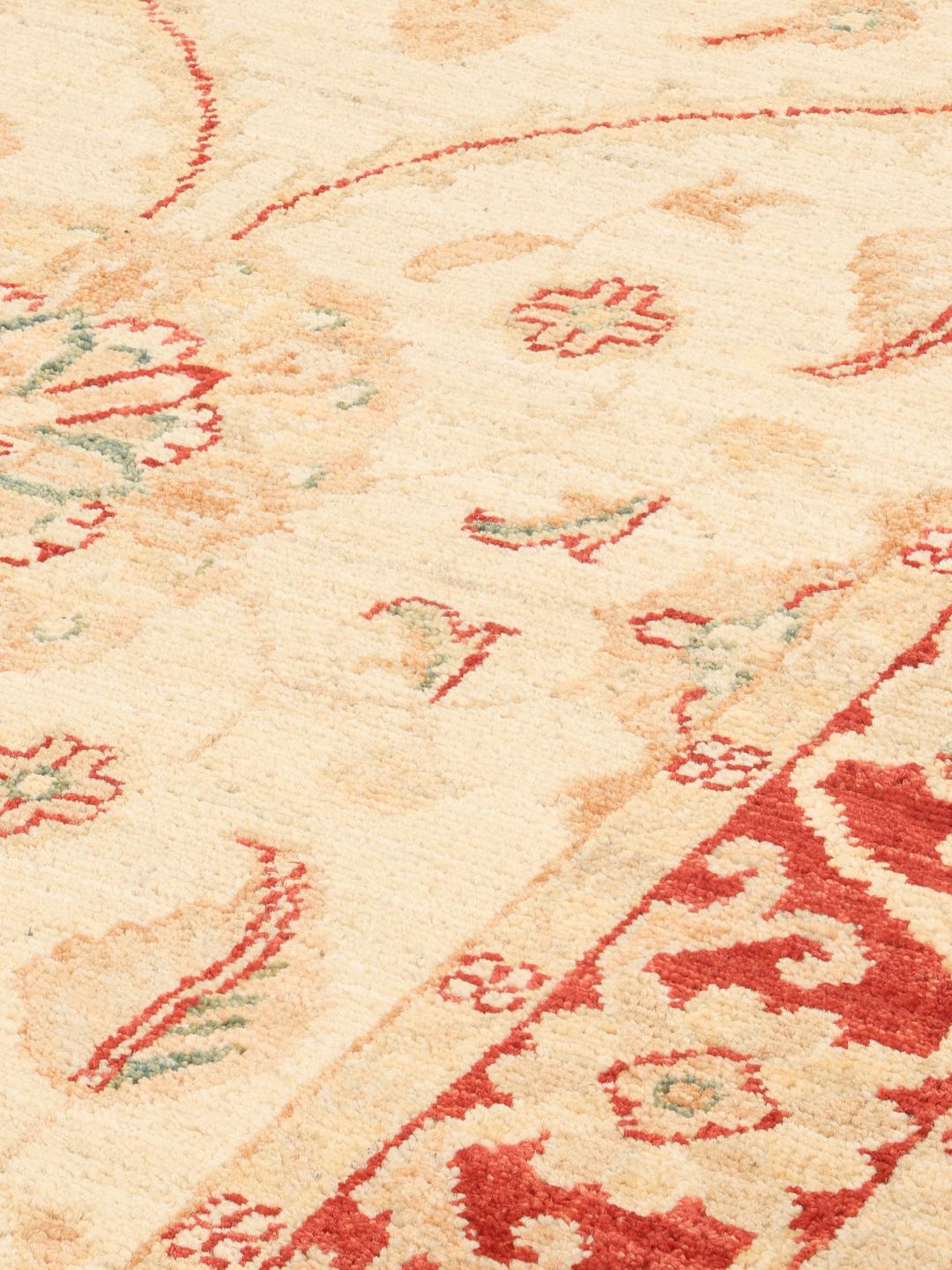 Alfombra pasillera anudada a mano de Pakistán con motivos florales en beige y rojo