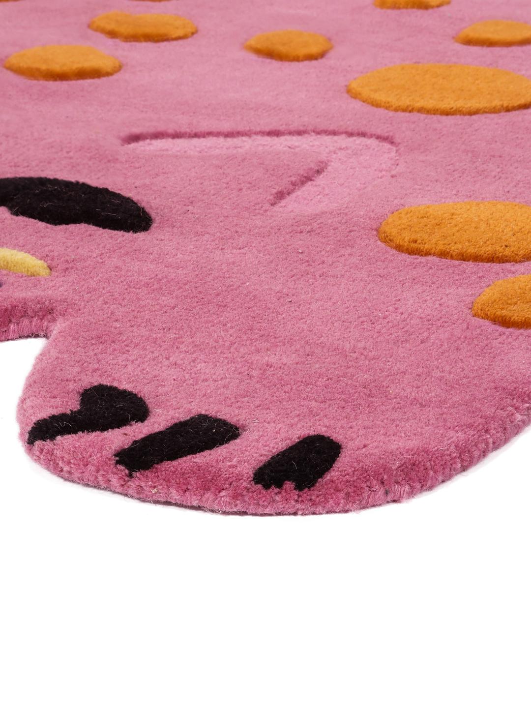 Roze en oranje wollen vloerkleed in een speelse kattenvorm