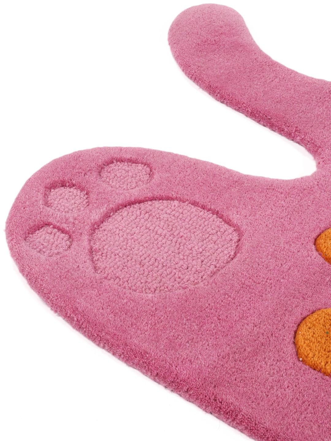Roze en oranje wollen vloerkleed in een speelse kattenvorm