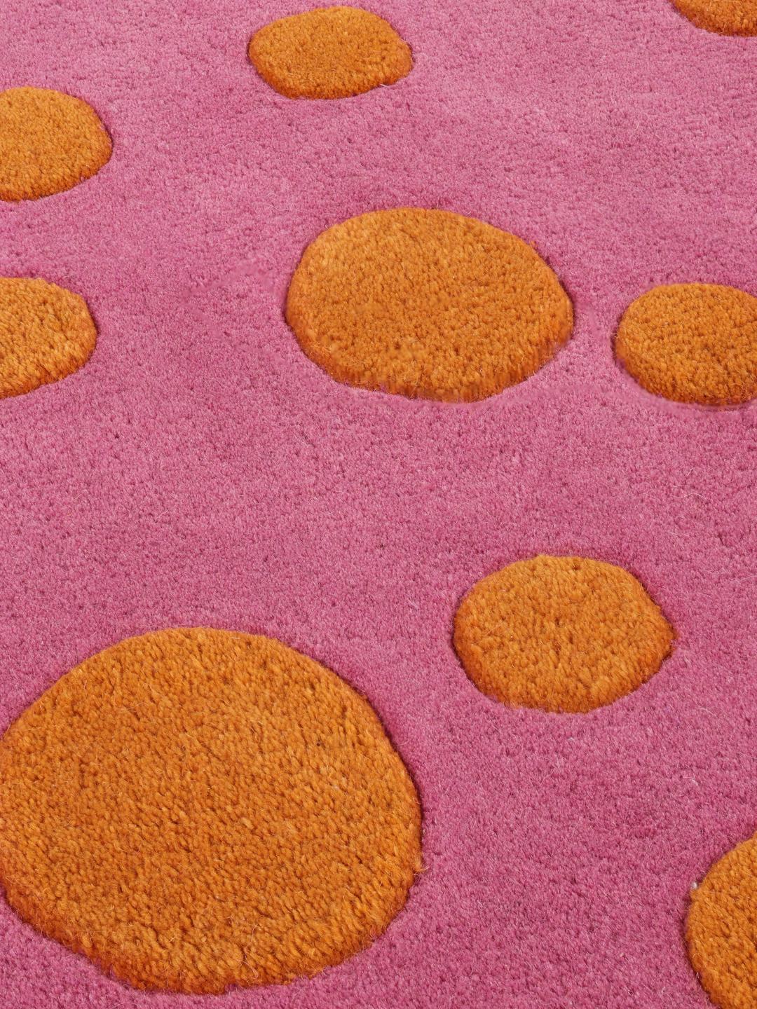Roze en oranje wollen vloerkleed in een speelse kattenvorm