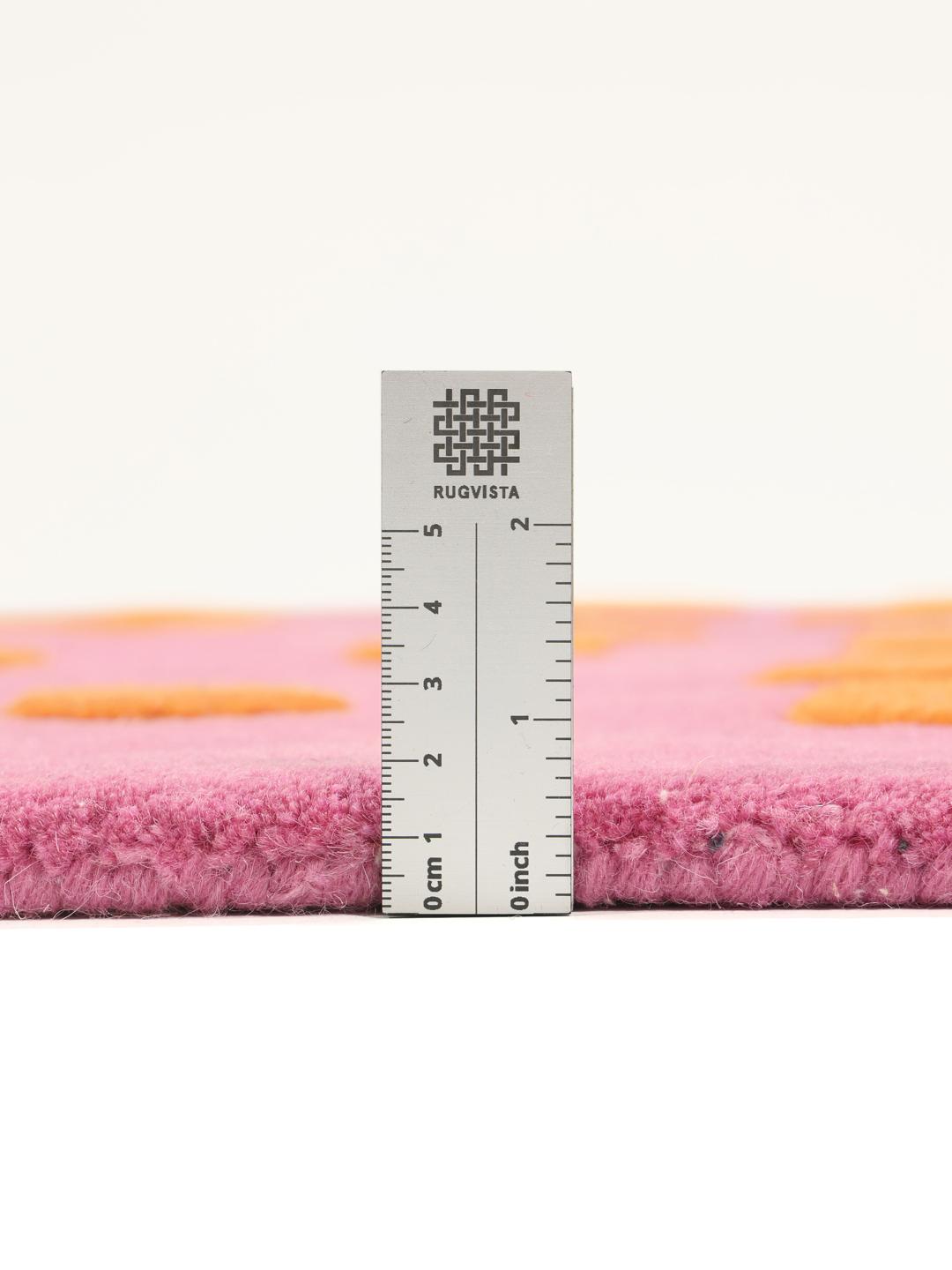 Roze en oranje wollen vloerkleed in een speelse kattenvorm