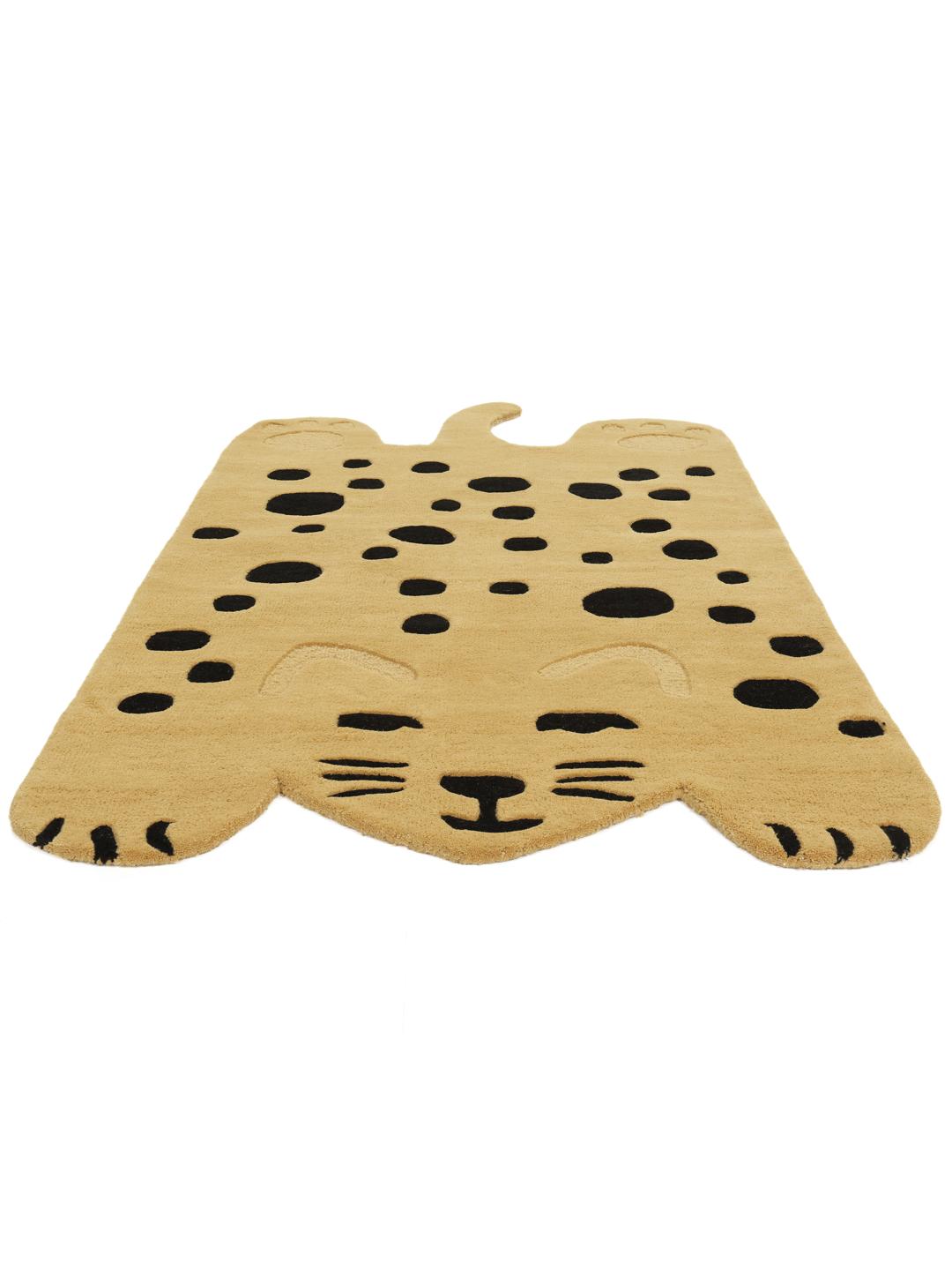 Un tapis ludique en forme de chat dans des tons jaune foncé et noir