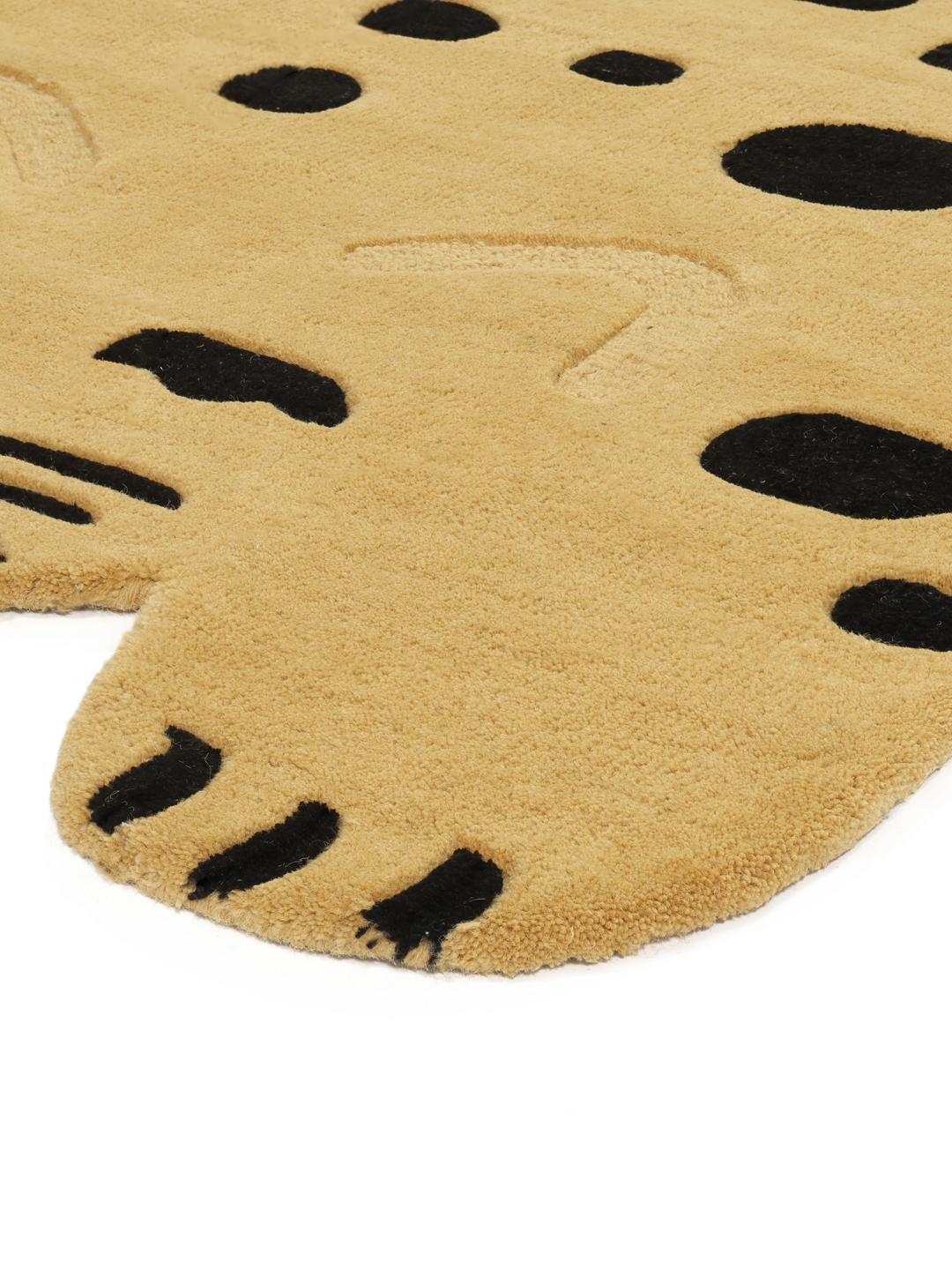 Un tapis ludique en forme de chat dans des tons jaune foncé et noir