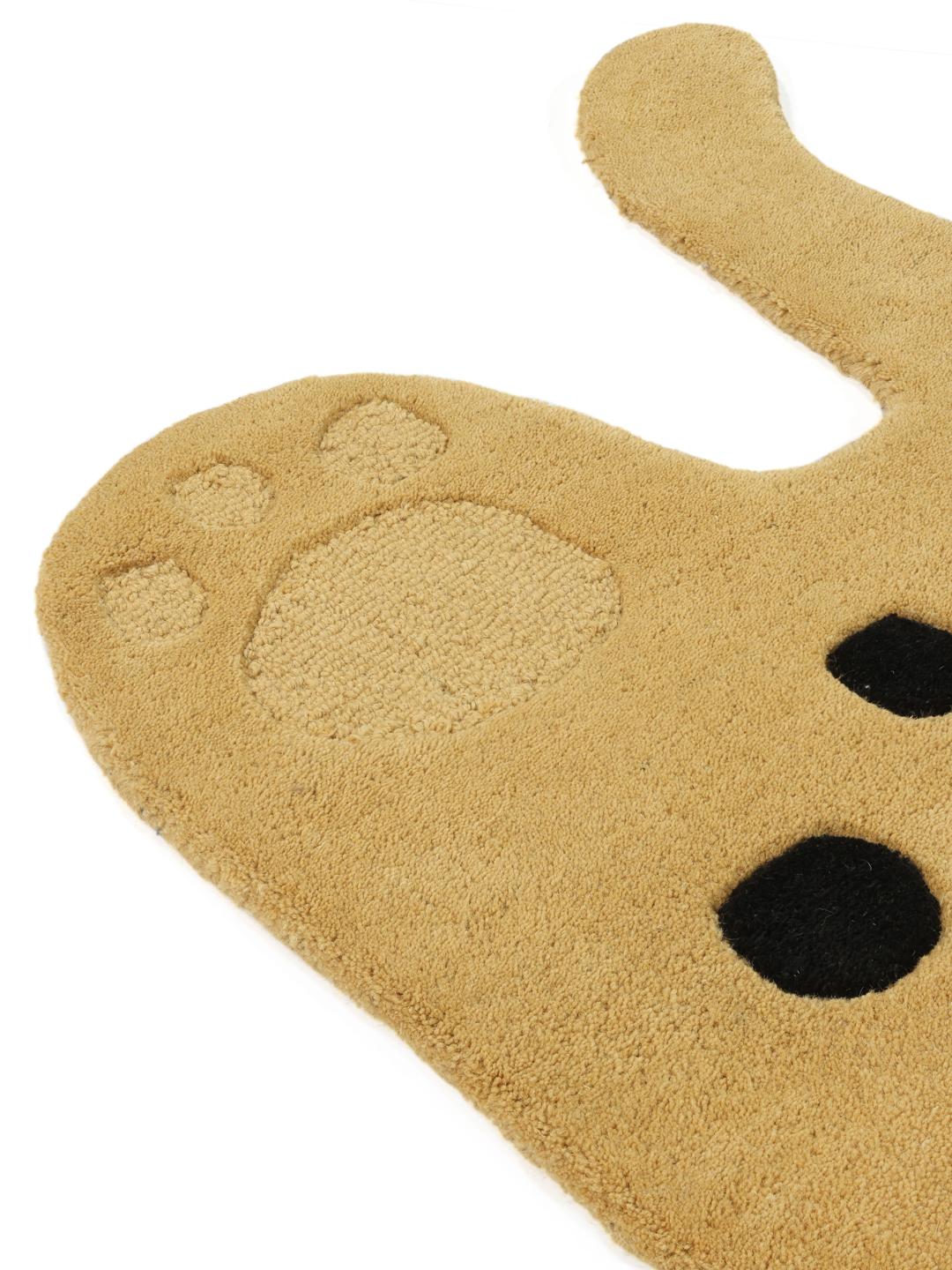 Un tapis ludique en forme de chat dans des tons jaune foncé et noir