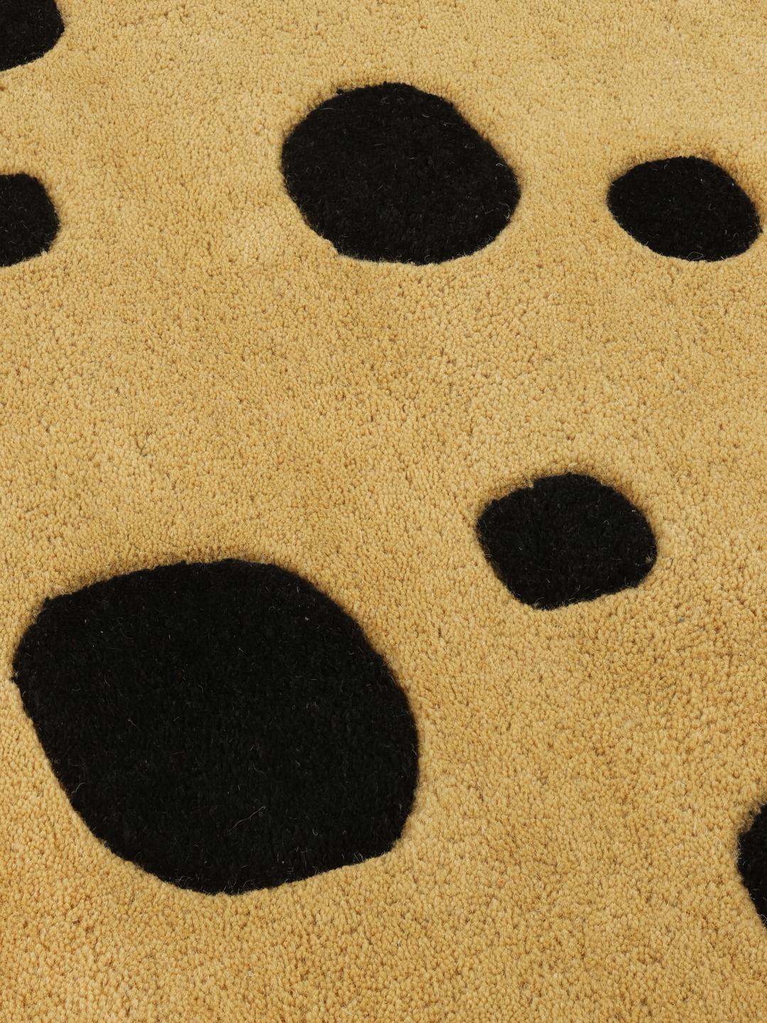 Un tapis ludique en forme de chat dans des tons jaune foncé et noir