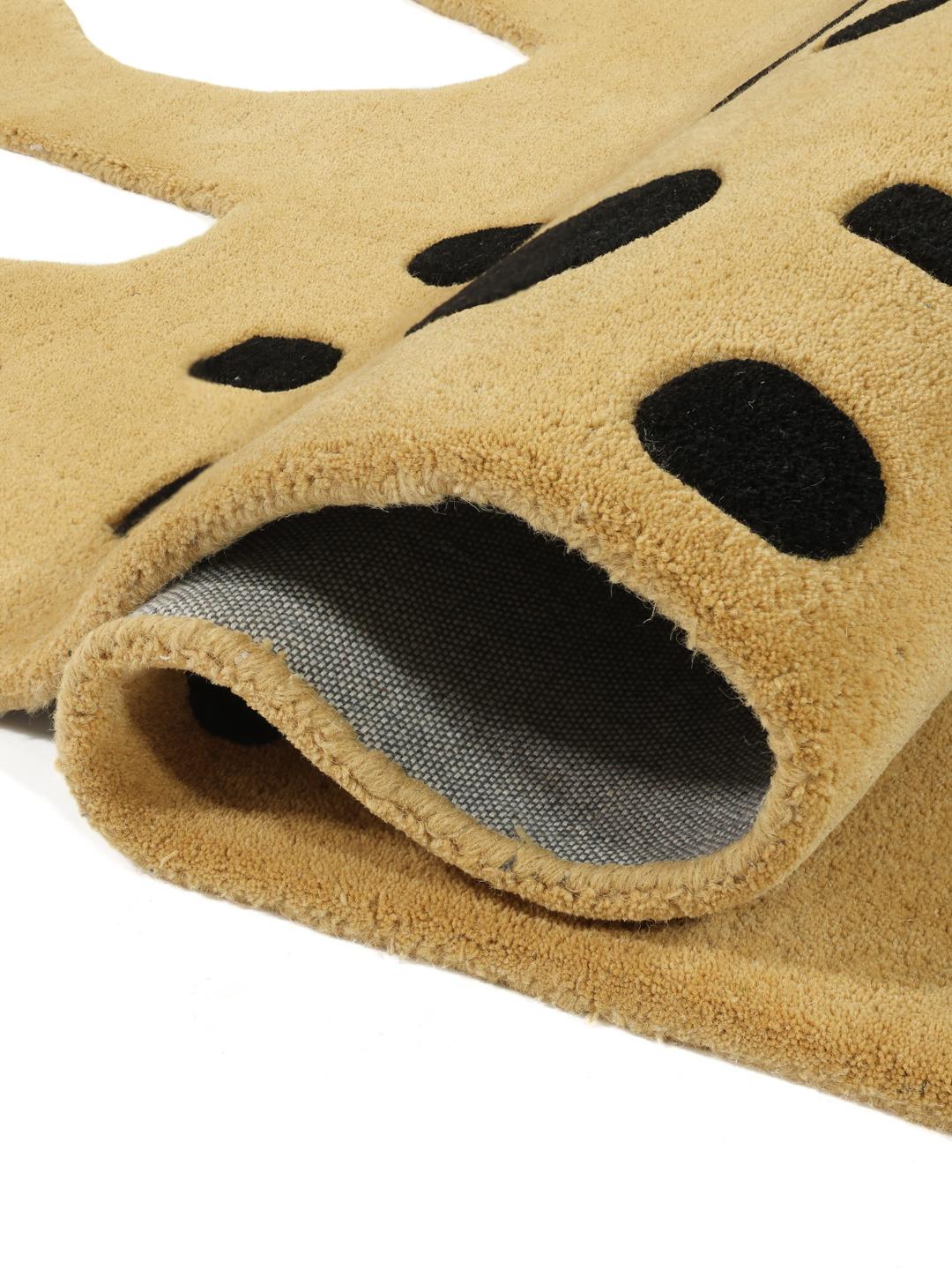Un tapis ludique en forme de chat dans des tons jaune foncé et noir