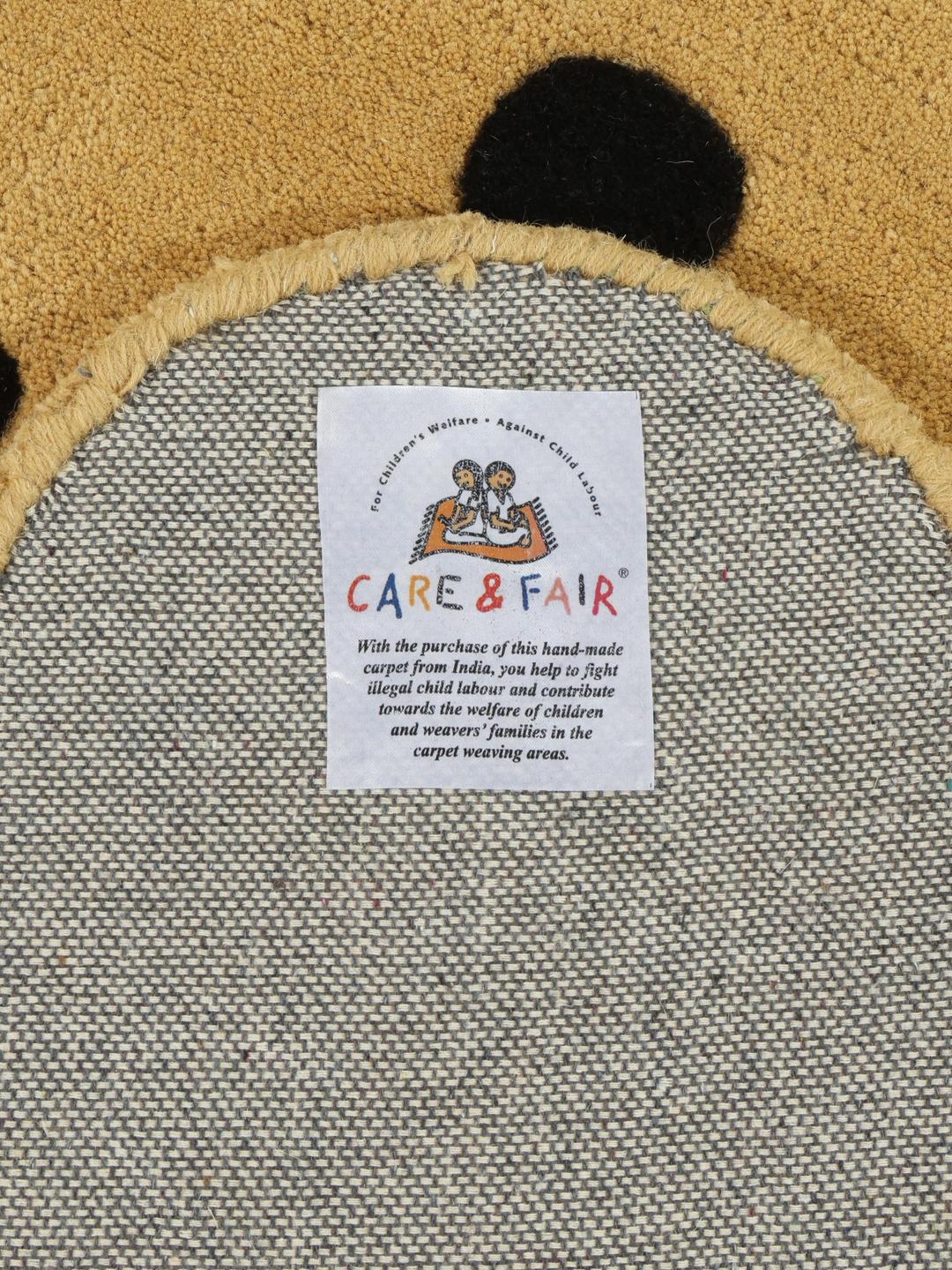 Un tapis ludique en forme de chat dans des tons jaune foncé et noir