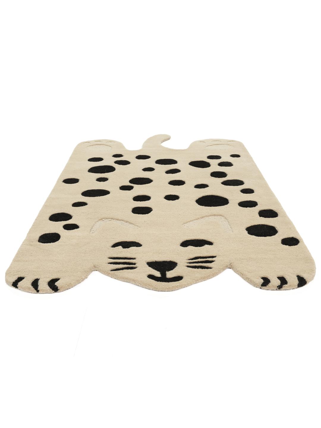 Een speels tapijt in de vorm van een kat in beige en donkergrijs met een zachte wollen pool