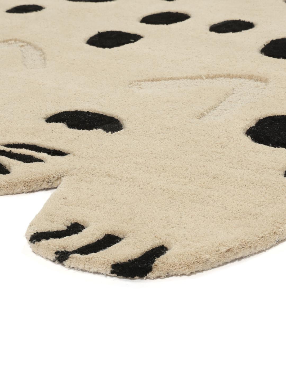 Een speels tapijt in de vorm van een kat in beige en donkergrijs met een zachte wollen pool
