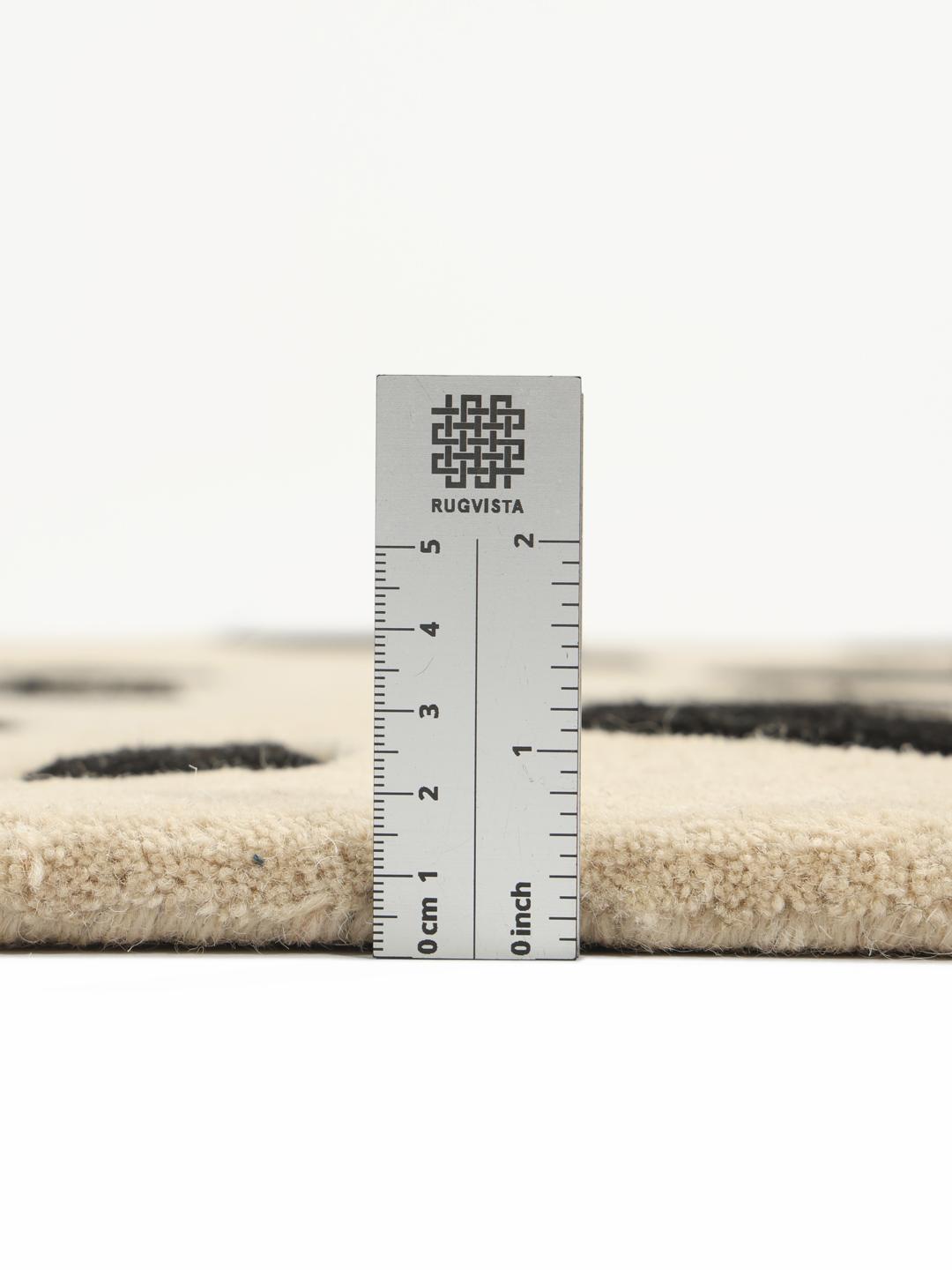 Een speels tapijt in de vorm van een kat in beige en donkergrijs met een zachte wollen pool