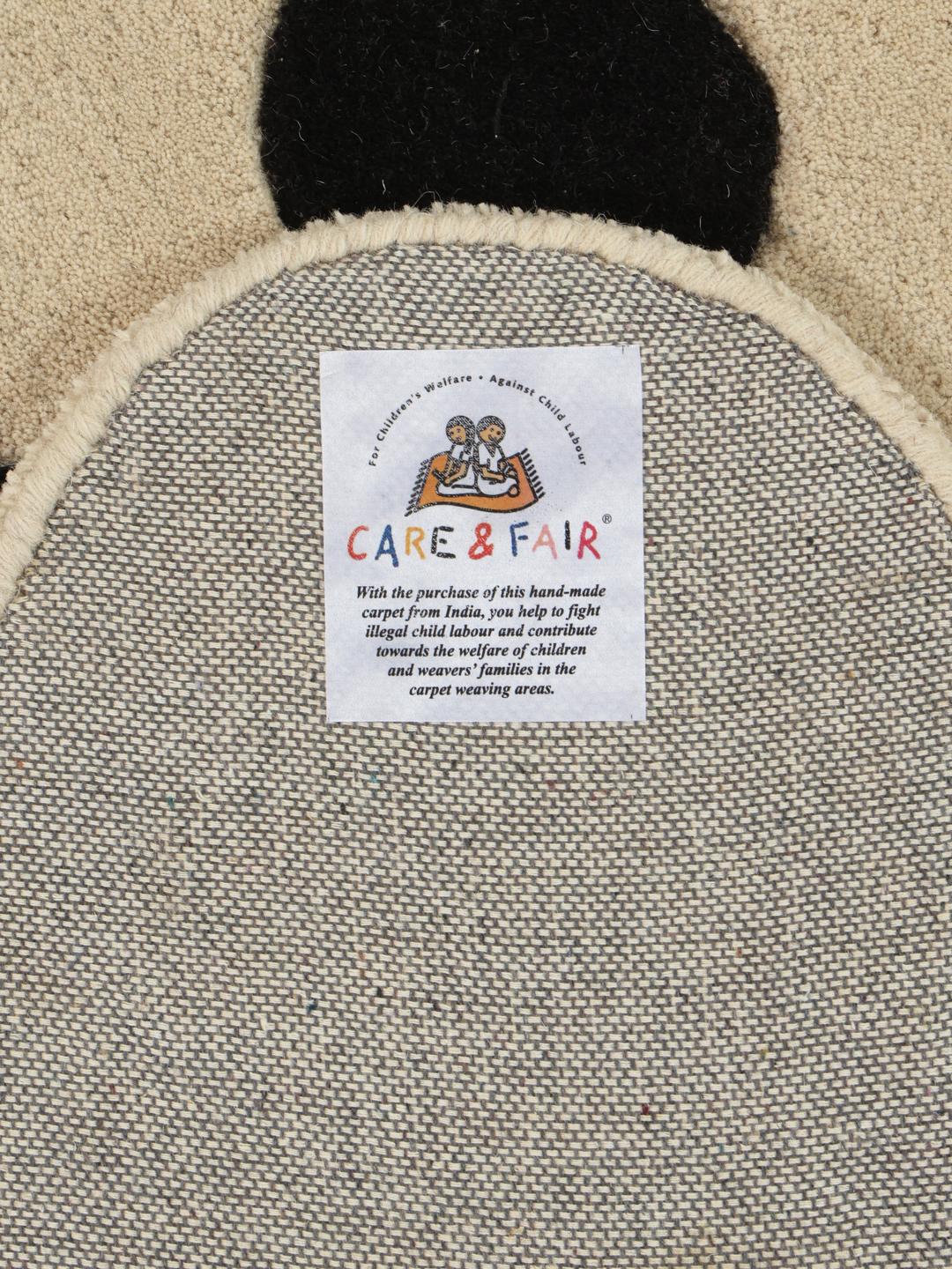 Een speels tapijt in de vorm van een kat in beige en donkergrijs met een zachte wollen pool