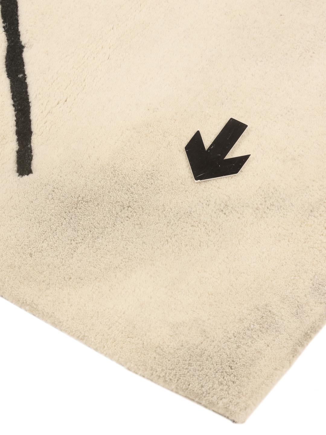 Modern wollen vloerkleed uit India met een beige achtergrond en zwart lineair patroon