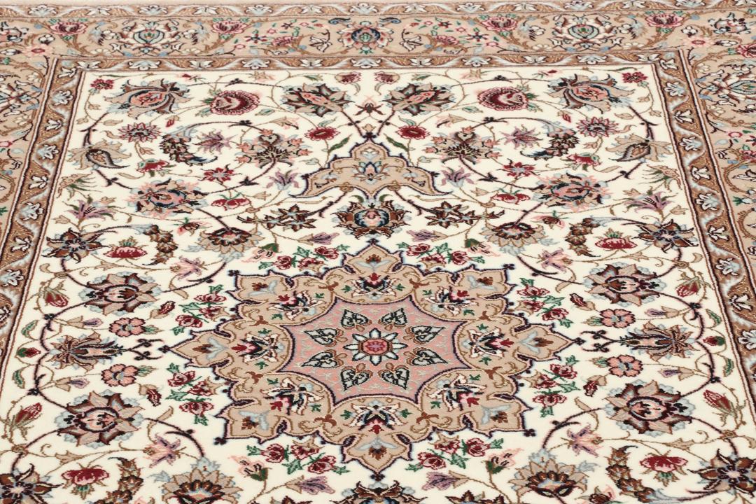 Handgeknoopt Isfahan-tapijt uit het Midden-Oosten met florale patronen in beige en gedempte tinten