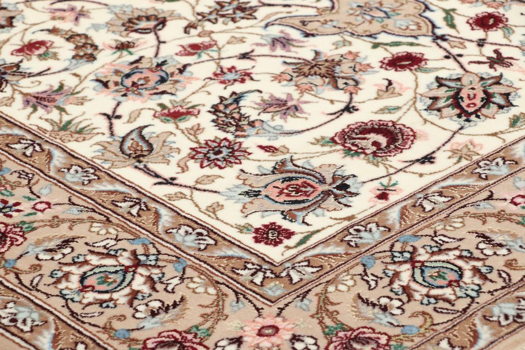 Handgeknoopt Isfahan-tapijt uit het Midden-Oosten met florale patronen in beige en gedempte tinten