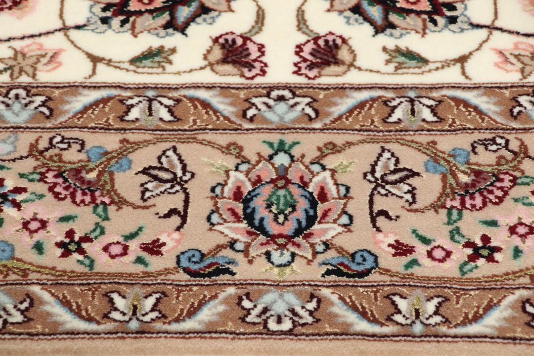 Handgeknoopt Isfahan-tapijt uit het Midden-Oosten met florale patronen in beige en gedempte tinten