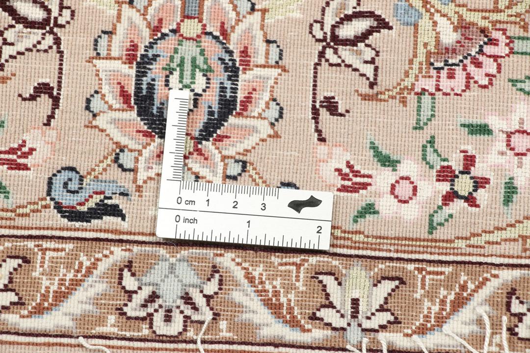Handgeknoopt Isfahan-tapijt uit het Midden-Oosten met florale patronen in beige en gedempte tinten