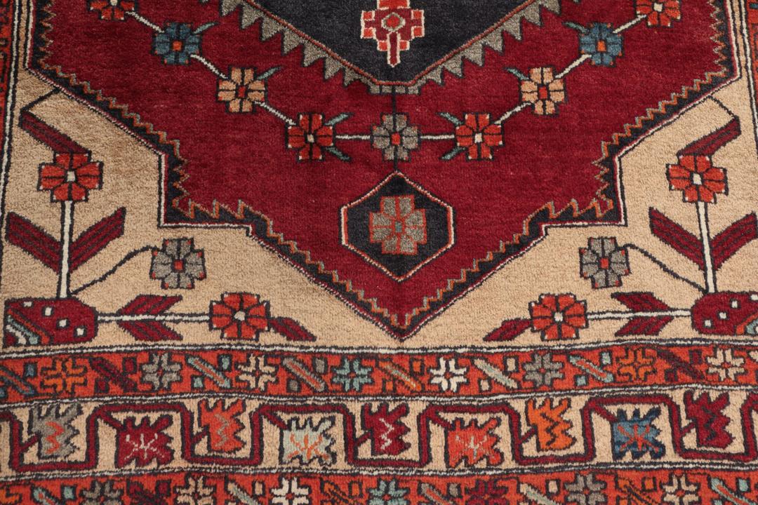 Handgeknoopt Heriz tapijt uit het Midden-Oosten in tinten rood en zwart